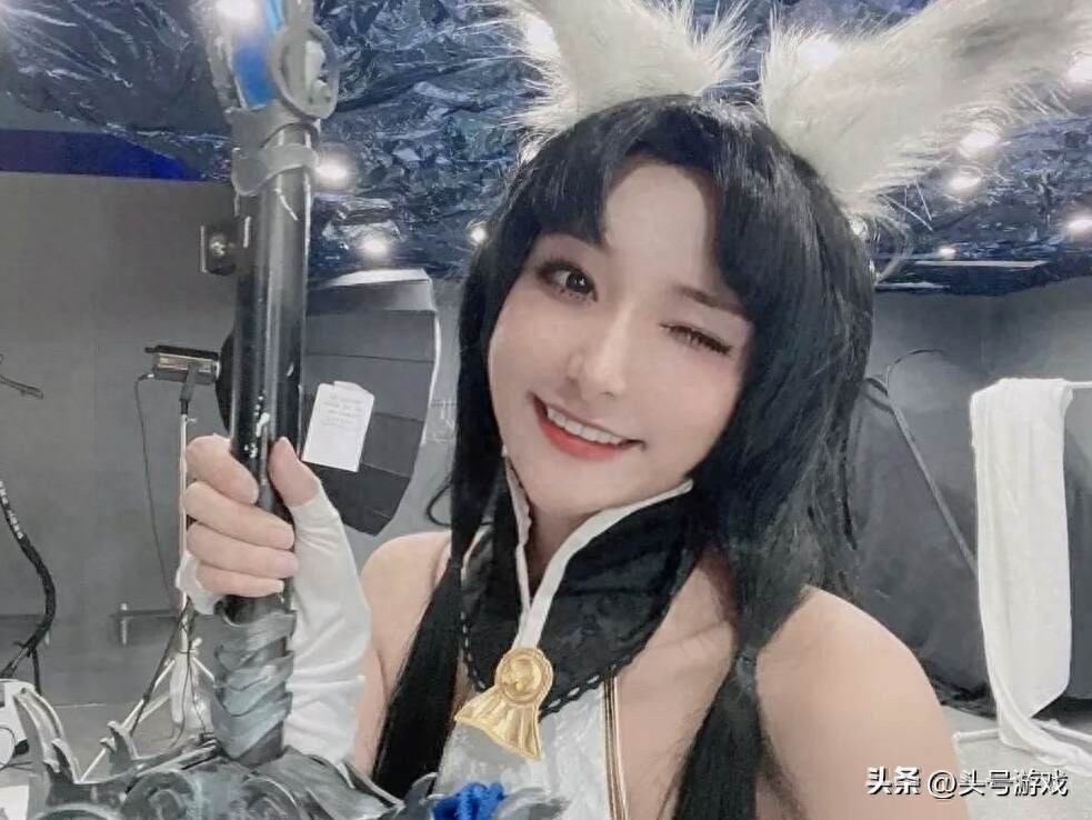 优雅酱流量新宠，女仆装撸铁引热议，穿高跟深蹲再现吸粉新姿势