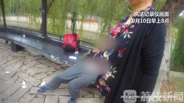 南京金毛犬小七草丛寻手机走红