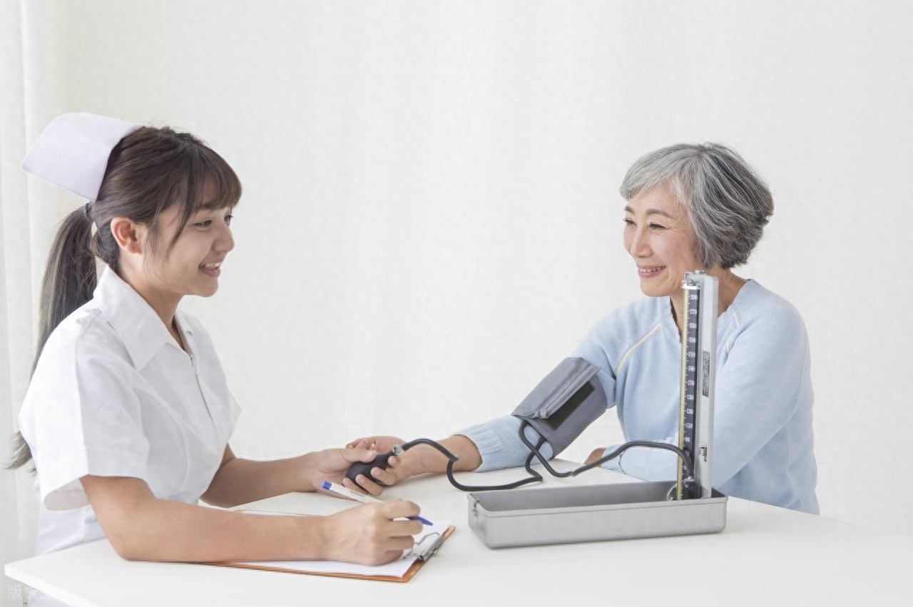 银发经济崛起，揭秘月入过万却鲜有人知的三大冷门职业！